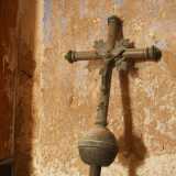 Accanto all�ara riposa un lungo bastone pastorale in ferro battuto, sulla cui punta sono intagliati un Cristo crocifisso e un inquietante teschio su due ossa incrociate